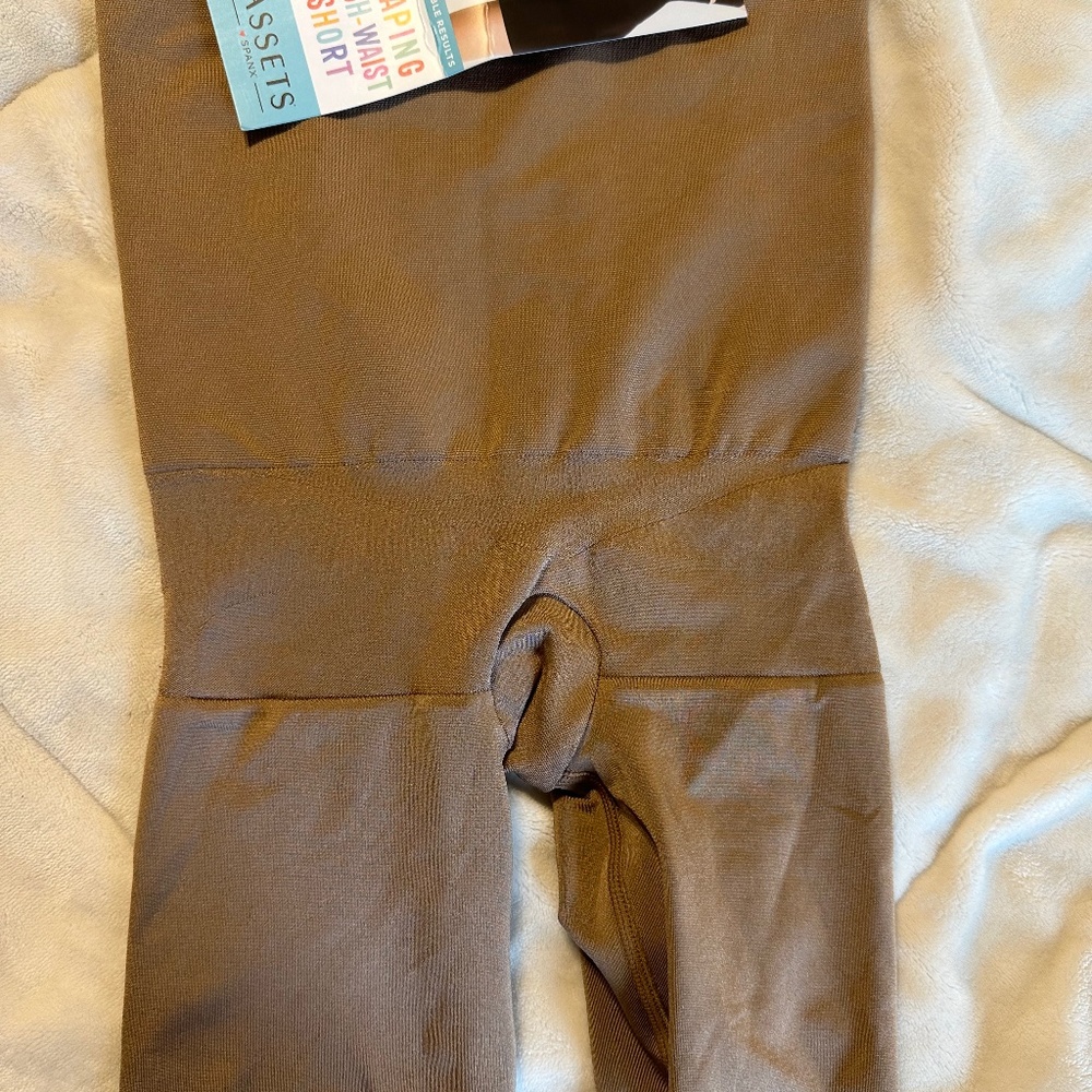 New! Assets by Spanx High Rise Short size Small